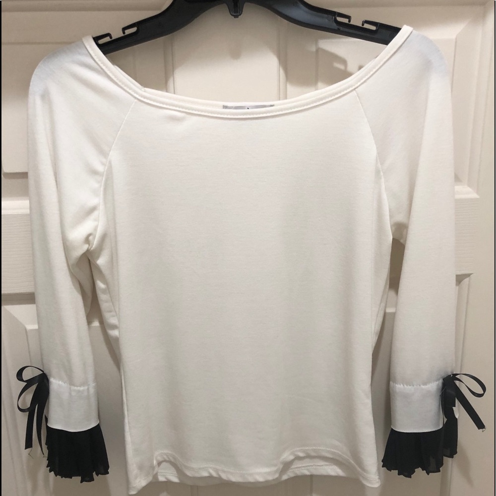 Ivory boat-neck 3/4-sleeve ruffled top